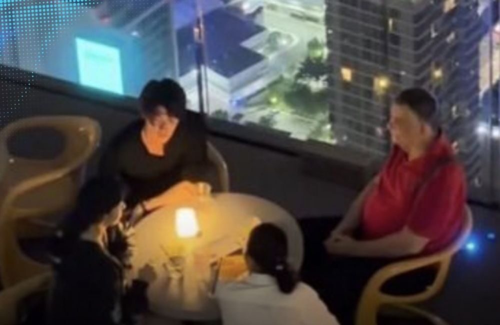 Viral! Lisa BLACKPINK Makan Malam Bareng Keluarga dan Pria Misterius, Netizen Ramai Tebak Sosok Pendampingnya