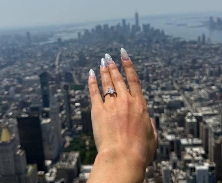 Kisah Cinta di Atas Langit New York, Bintang Dokumenter Netflix 'Skywalkers' Bertunangan di Puncak Empire State Building
