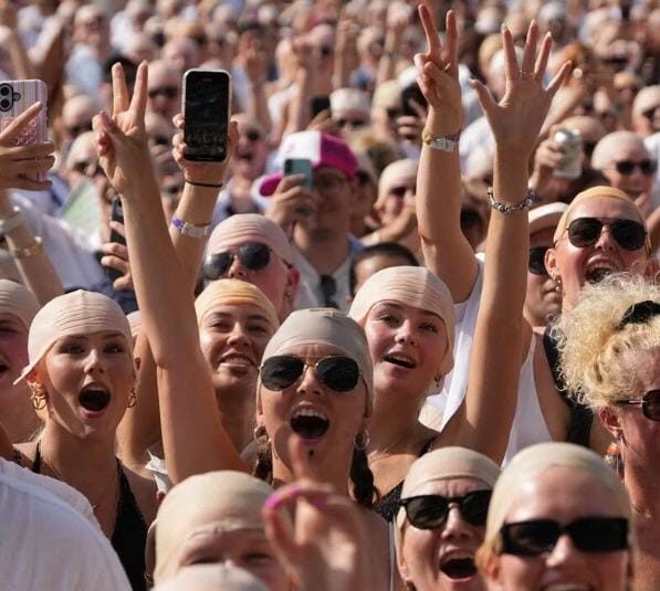 Konser Pitbull di London Cetak Rekor Dunia Guinness, Lebih dari 22 Ribu Fans Kompak Pakai Wig Botak