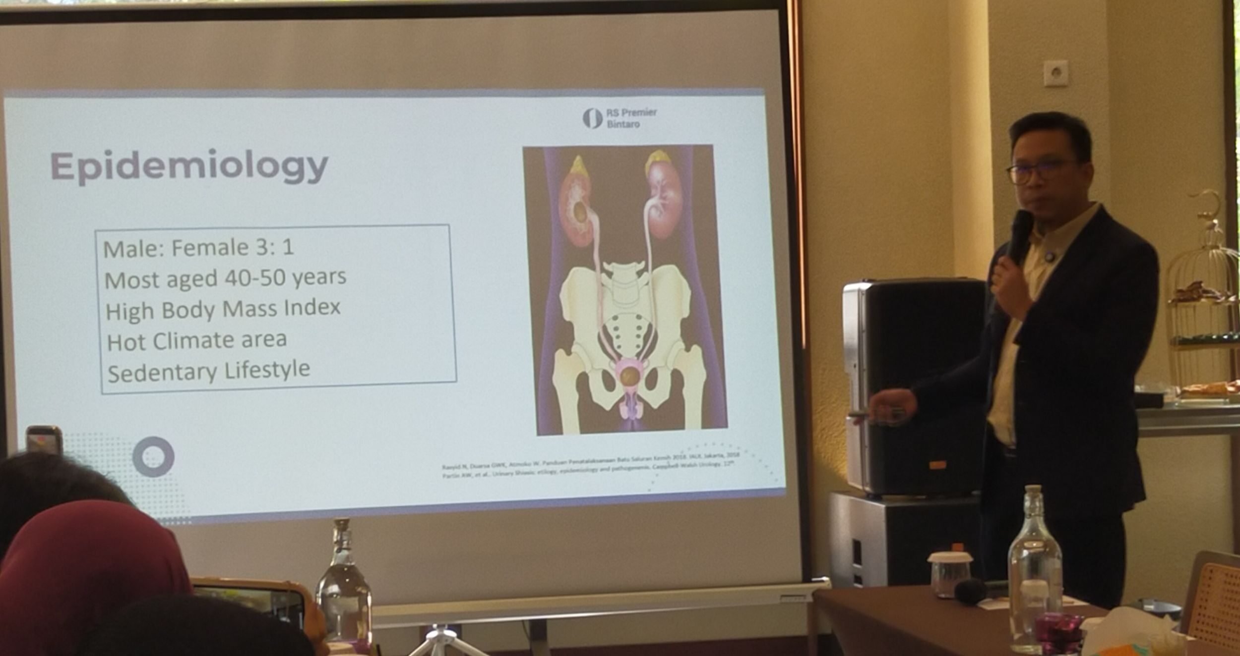 Dokter Spesialis Urologi RS Premier Bintaro, dr. Teguh Risesa Djufri, Sp.U., FICS, saat memaparkan materi mengenai batu saluran kemih dalam media gathering, Rabu (22/7/2026). Dalam kesempatan tersebut, ia menjelaskan pentingnya deteksi dini, pilihan terapi, serta langkah pencegahan untuk menjaga kesehatan saluran kemih. (Foto: Urbanvibes/Ruli Indaryanti)