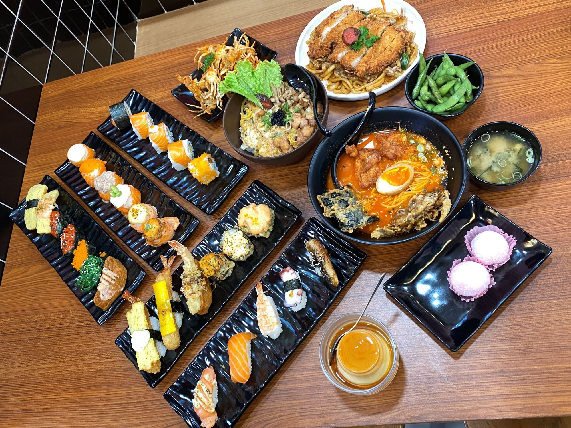 Mentai Xpress menawarkan konsep sushi display yang memungkinkan pengunjung memilih langsung lebih dari 100 varian sushi setiap hari. (Foto: Istimewa)