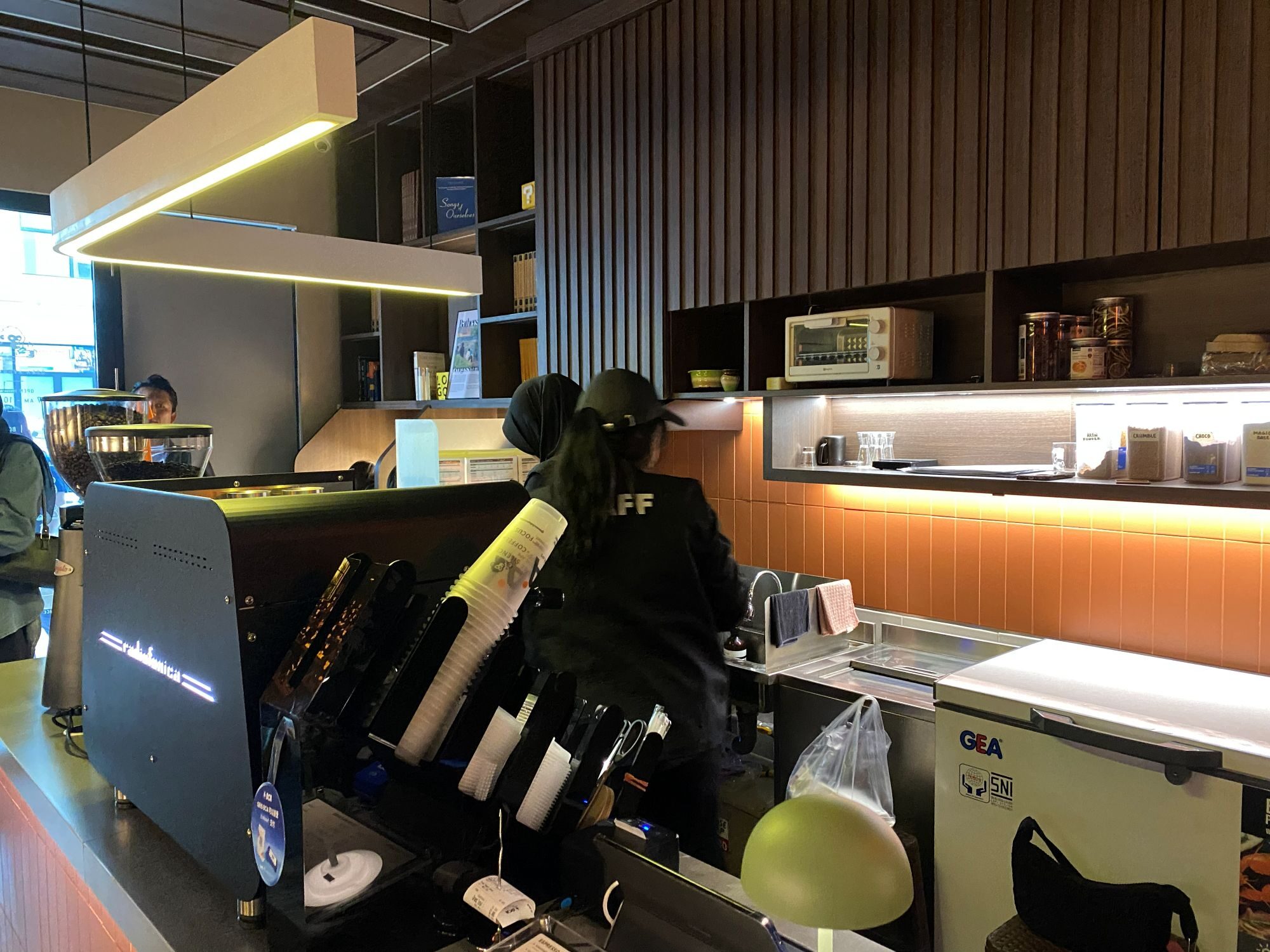 UNSOCIAL APE menawarkan konsep Work From Cafe yang berbeda. (Foto: Dok. Istimewa)