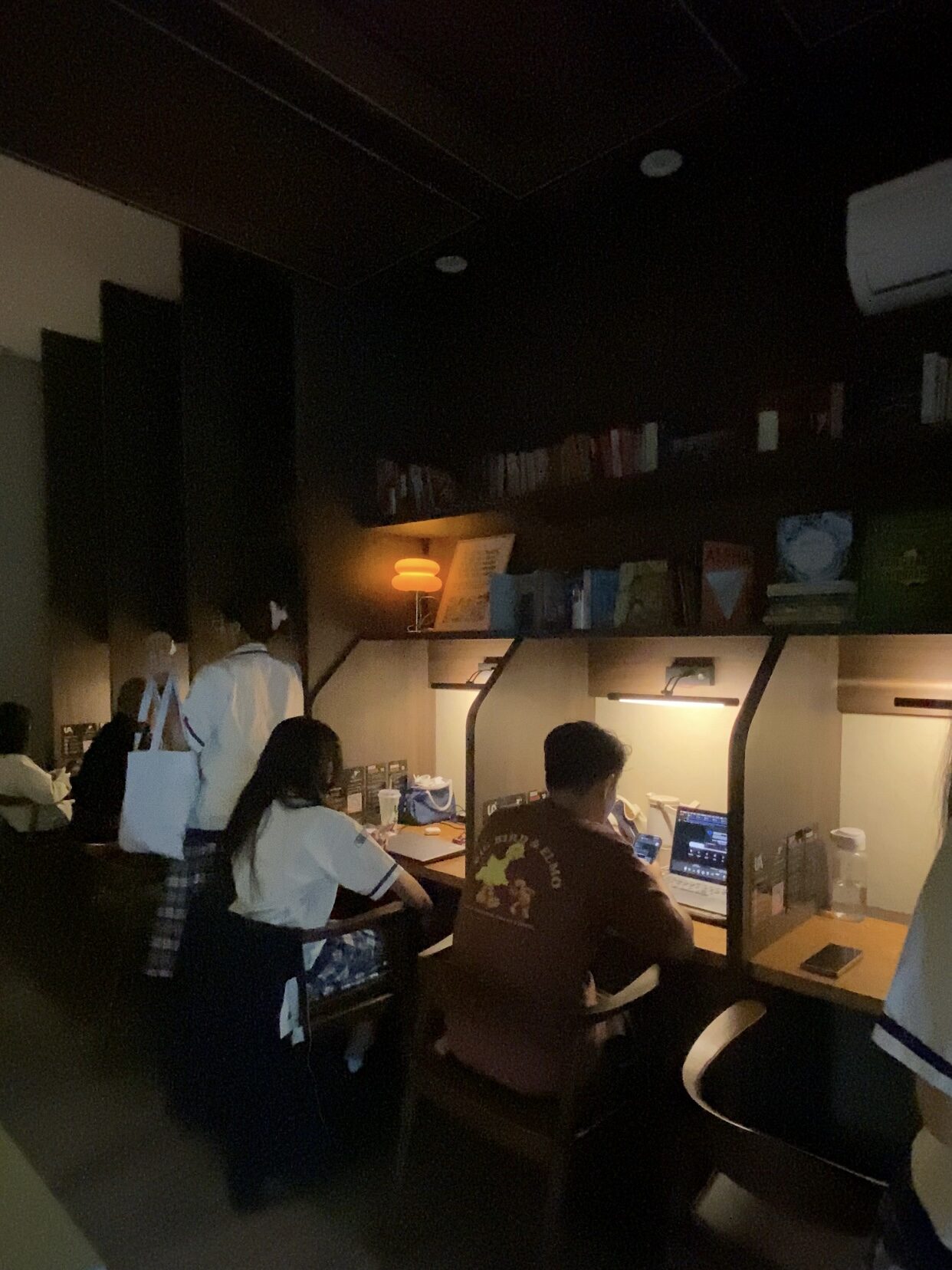 UNSOCIAL APE menawarkan konsep Work From Cafe yang berbeda. (Foto: Dok. Istimewa)