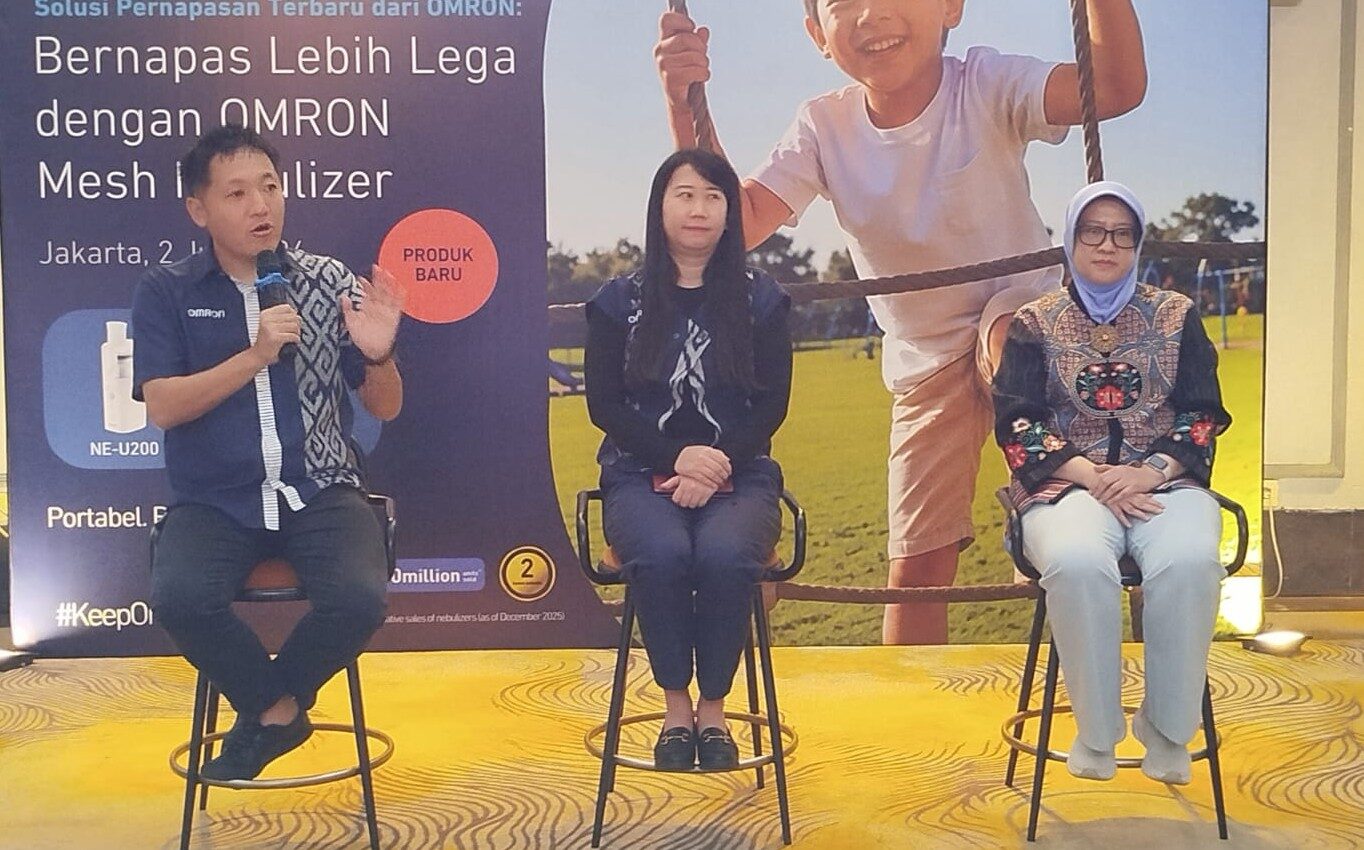 Ki-ka: Tomoaki Watanabe (Direktur Omron Healthcare Indonesia), Fanny Himawan (Marketing Manager Omron) dan dr. Wahyuni Indawati, Sp.A., Subsp. Respi(K) (Ketua Unit Kerja Koordinasi (UKK) Respirologi IDAI) di sesi talk show peluncuran Nebulizer NE-U300 di Jakarta, Kamis (2/7/2026). (Foto: Urbanvibes/R Indriani)
