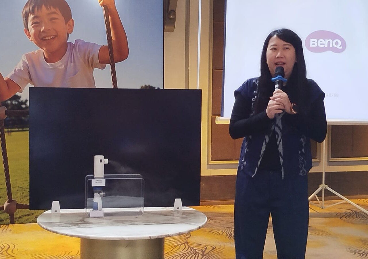 Marketing Manager Omron Fanny Himawan saat mendemokan nebulizer terbarunya di acara peluncuran Nebulizer NE-U300 di Jakarta, Kamis (2/7/2026). (Foto: Urbanvibes/R Indriani)