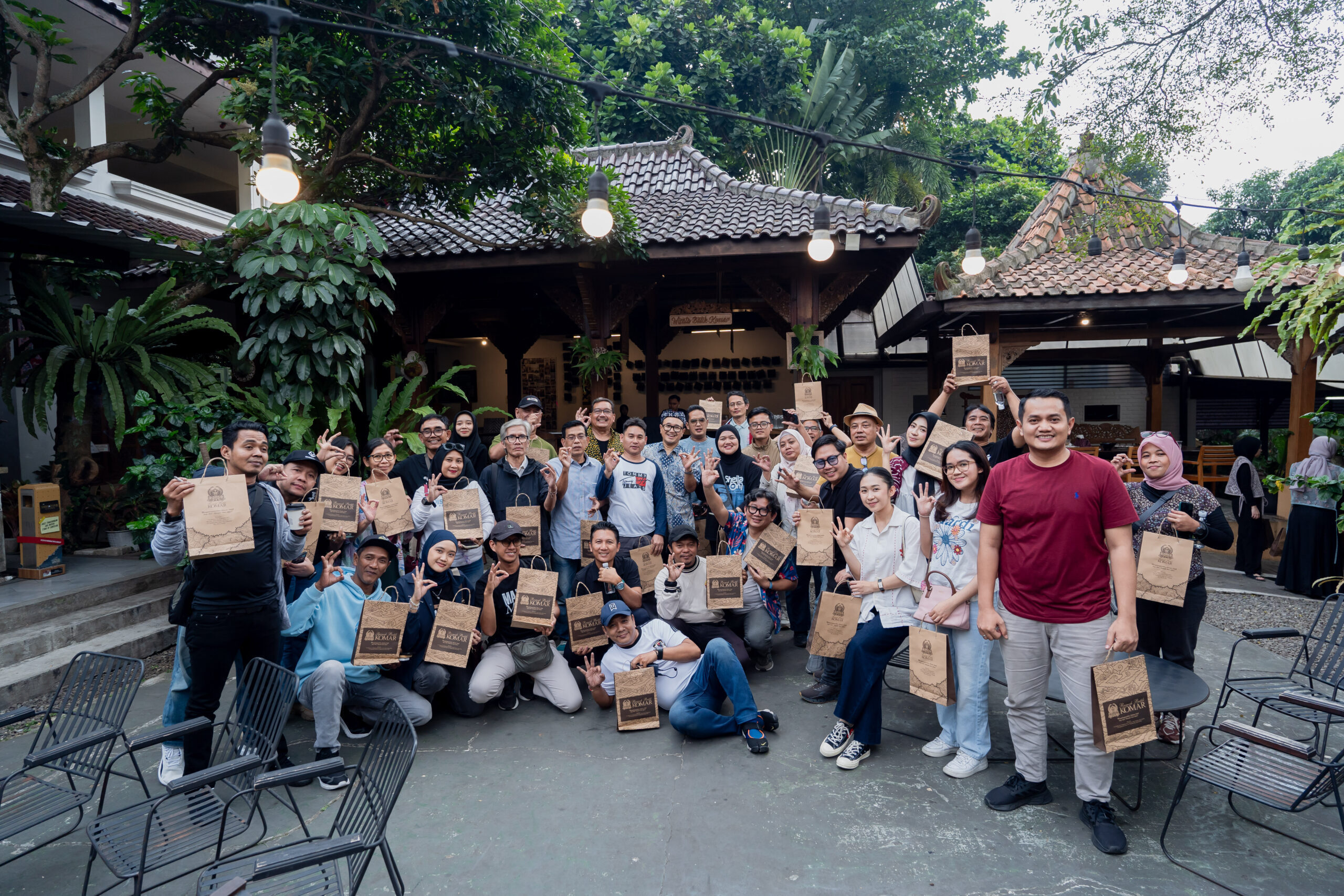 Kunjungan 40 jurnalis dari Sindikasi Media Network (SMN) ke Rumah Batik Komar di Cigadung, Bandung, menjadi bagian dari upaya memperluas literasi mengenai batik autentik sekaligus mendukung publikasi pelestarian budaya Indonesia. (Foto: SMN)