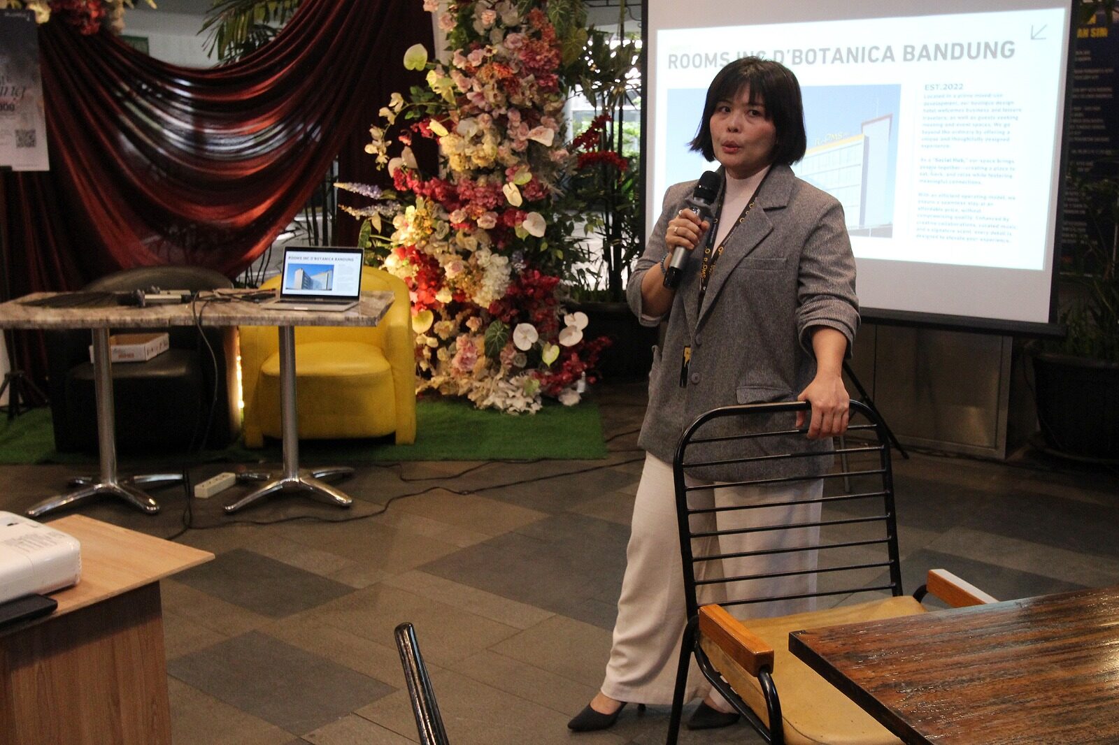 General Manager Rooms Inc. d'Botanica Bandung, Tin Kartini, menjelaskan konsep hotel sebagai social hub yang mengintegrasikan akomodasi, ruang kolaborasi, kuliner, dan hiburan dalam satu kawasan saat media gathering di Bandung. (Foto: SMN/Kuncoro WR)