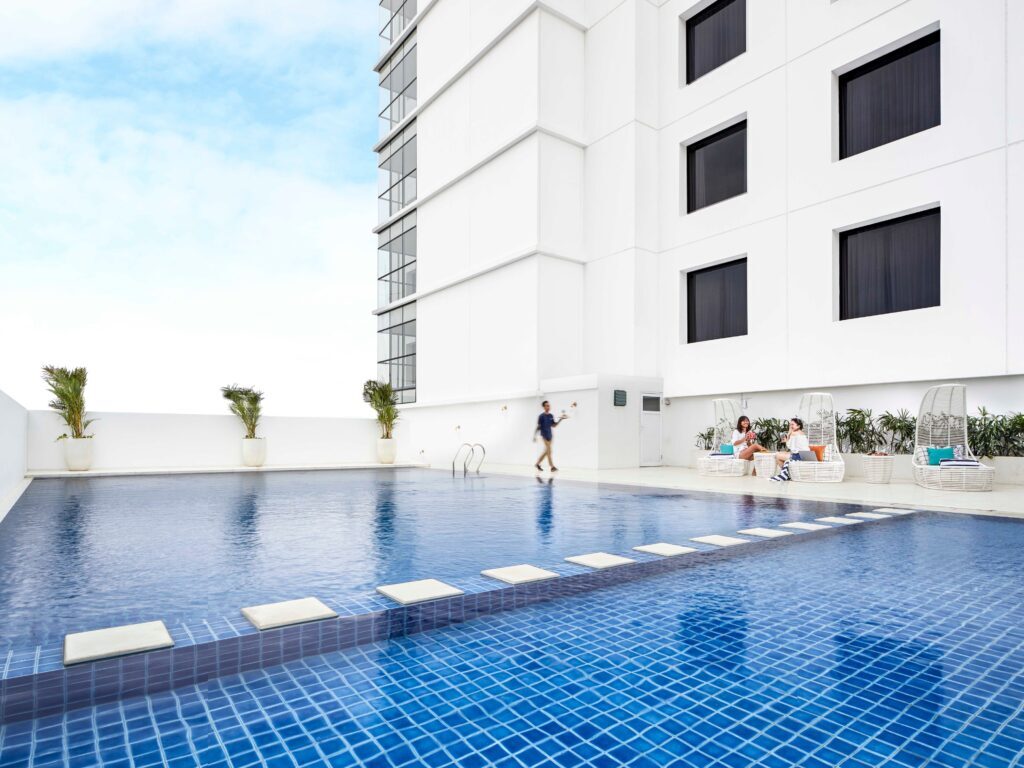 Kolam renang di de Braga Hotel by ARTOTEL. (Foto: Dok. de Braga by ARTOTEL)