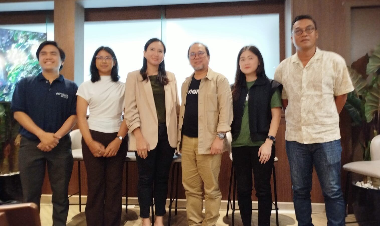 Perwakilan Manajemen Kopi Kenangan Bersama Para Partner ESG(Dari kiri ke kanan): Rezki Achyana (CEO dan Founder Parakerja), Ni Made Bintang Handayani (Founder Kintamani Cascara - Kintara), Inneke Lestari (Head of Legal & Corporate Affairs Kopi Kenangan), Gemini Aryanto (Group Chief People & Culture Kopi Kenangan), Angeline Callista (CEO dan Co-Founder Sirsak), I Kadek Edi (Founder Karana Global) di Jakarta, Selasa (30/6/2026). (Foto: Urbanvibes/R Indriani)