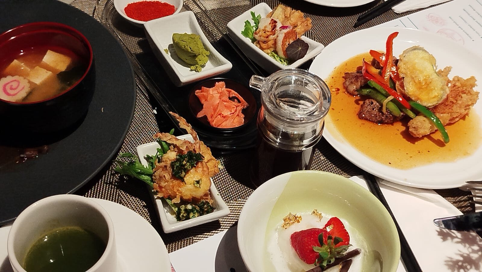 Cari Tempat Dinner Romantis? Hana Japanese Fusion Punya Menu Premium dengan Suasana Tepi Kolam