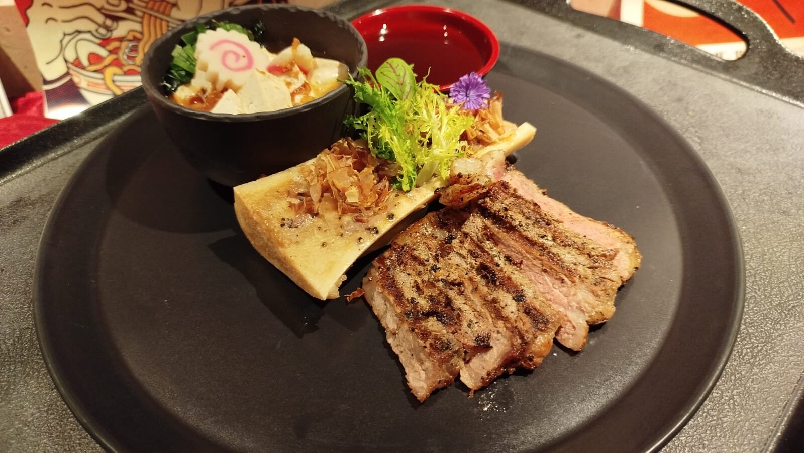 Miso Baked Bone Marrow with Umeboshi Onigiri. (Foto: Urbanvibes/R Indriani)