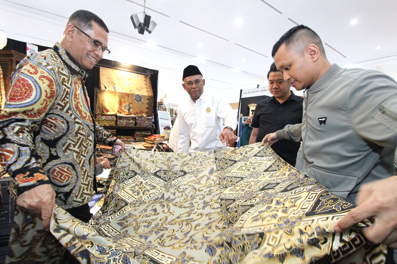 Beragam motif batik asli Nusantara tampil memikat di atas panggung Puspa Nuswantara 2026. Melalui peragaan busana, para model memperlihatkan bagaimana warisan budaya Indonesia tetap relevan dan elegan di tengah tren fesyen modern. (Foto: dok. APPBI)