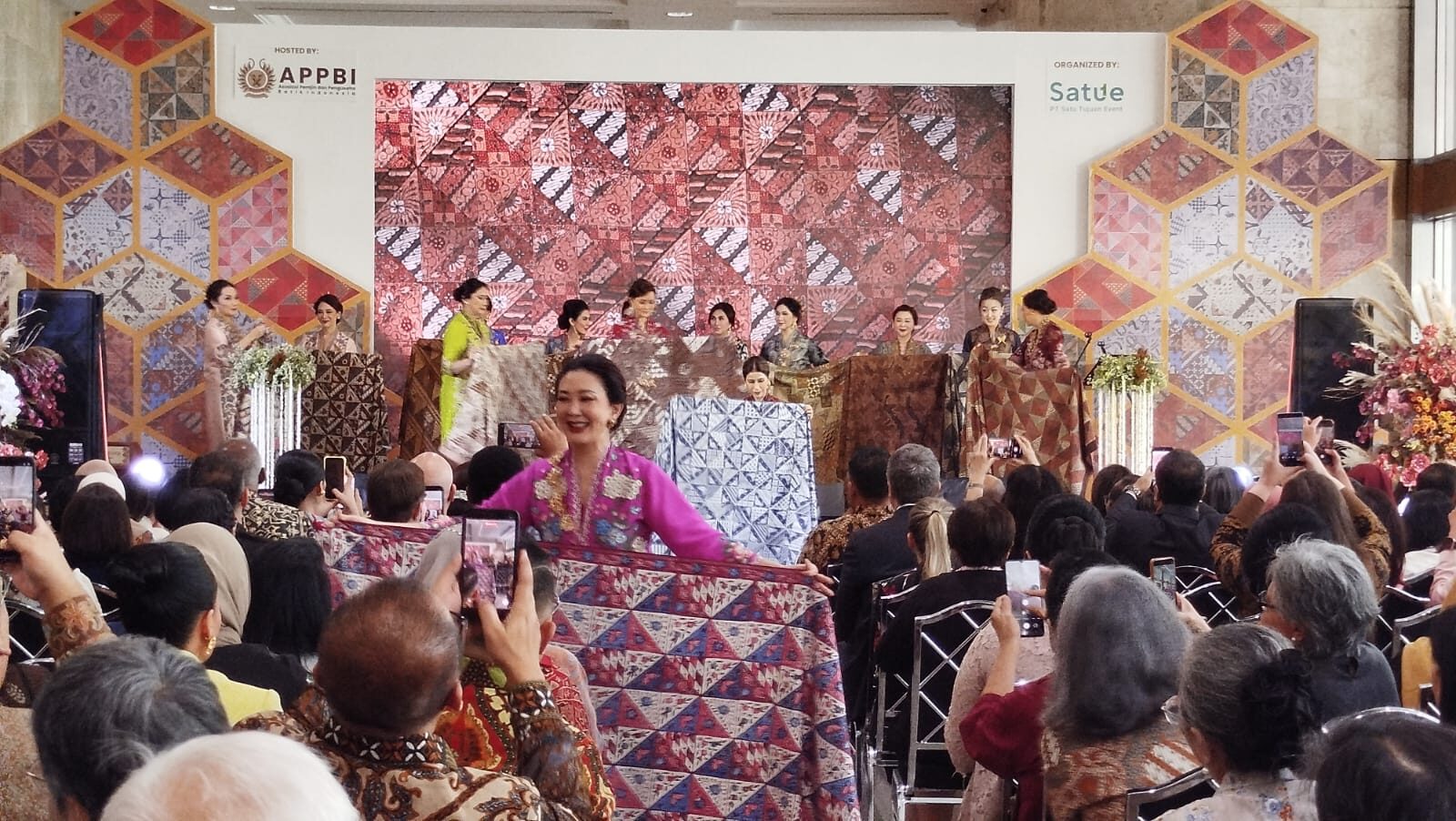 Sejumlah model memperagakan berbagai koleksi batik asli dari berbagai daerah Indonesia dalam Opening Ceremony Puspa Nuswantara 2026 di Jakarta International Convention Center (JICC), Senayan, Jakarta, Selasa (8/7/2026). Peragaan busana menjadi bagian dari upaya mempromosikan kekayaan motif dan keragaman batik nusantara. (Foto: Urbanvibes/R Indriani)