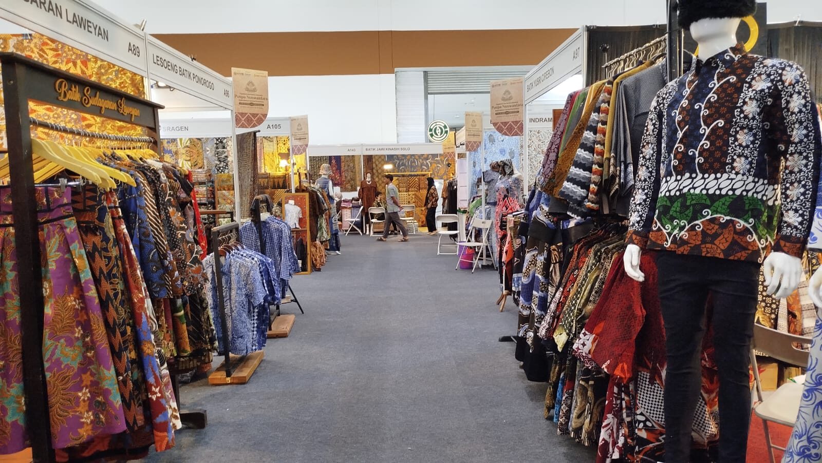 Deretan booth peserta memamerkan beragam koleksi batik asli dari berbagai daerah dalam Pameran Puspa Nuswantara 2026 di Jakarta International Convention Center (JICC), Senayan, Jakarta. Pameran ini menjadi ajang promosi, transaksi, sekaligus edukasi untuk memperkenalkan kekayaan batik Indonesia kepada masyarakat. (Foto: Urbanvibes/R Indriani)