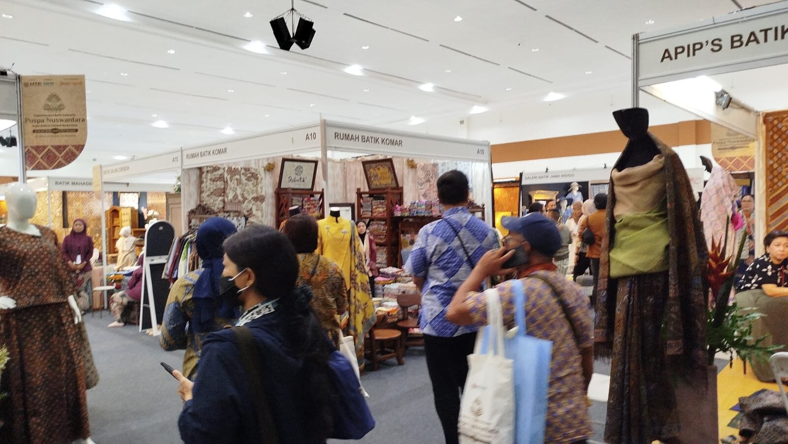 Pengunjung mengamati koleksi batik dari berbagai daerah pada Puspa Nuswantara 2026. Pameran ini menghadirkan karya para perajin sekaligus menjadi ruang edukasi mengenai batik asli Indonesia. (Foto: Urbanvibes/R Indriani)
