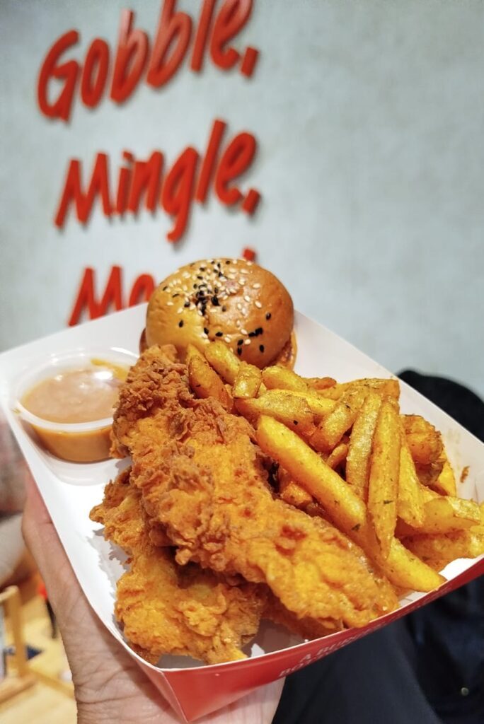 Seluruh burger di Mogul Burger dibuat menggunakan daging sapi 100 persen alami yang diimpor dari Australia dan Amerika Serikat. Patty dipanggang secara tradisional tanpa tambahan MSG, dipadukan dengan saus racikan sendiri serta roti artisan yang dipanggang hingga menghasilkan tekstur lembut dengan aroma khas. (Foto: Urbanvibes/R Indriani)