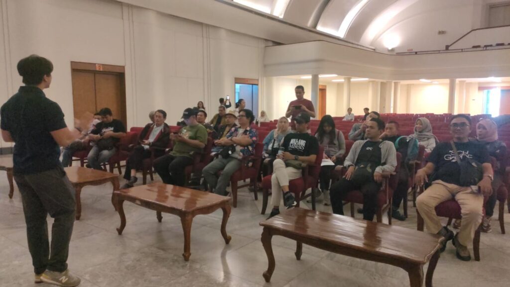 Edukator museum menjelaskan perjalanan Gedung Merdeka yang dahulu menjadi tempat berkumpul masyarakat Belanda sebelum diresmikan Presiden Soekarno sebagai simbol kemerdekaan bangsa-bangsa Asia dan Afrika. (Foto: Dok. SMN)