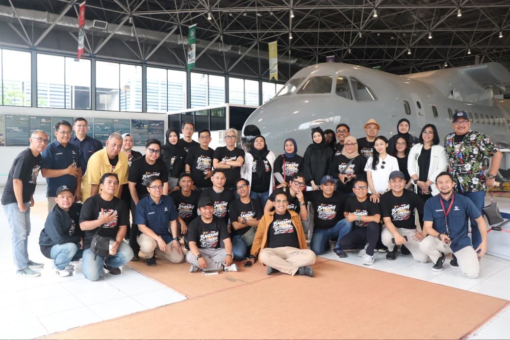 Para jurnalis dari Sindikasi Media Network (SMN) saat berkunjung ke PT Dirgantara Indonesia (PTDI), Bandung, Jawa Barat, Selasa (14/7/2026). Kunjungan tersebut merupakan bagian dari rangkaian media gathering hasil kolaborasi PTDI bersama Artotel Suites Aquila Bandung yang bertujuan memperkenalkan potensi wisata edukasi sekaligus menunjukkan perkembangan industri pesawat terbang Indonesia. (Foto: Dok. SMN)
