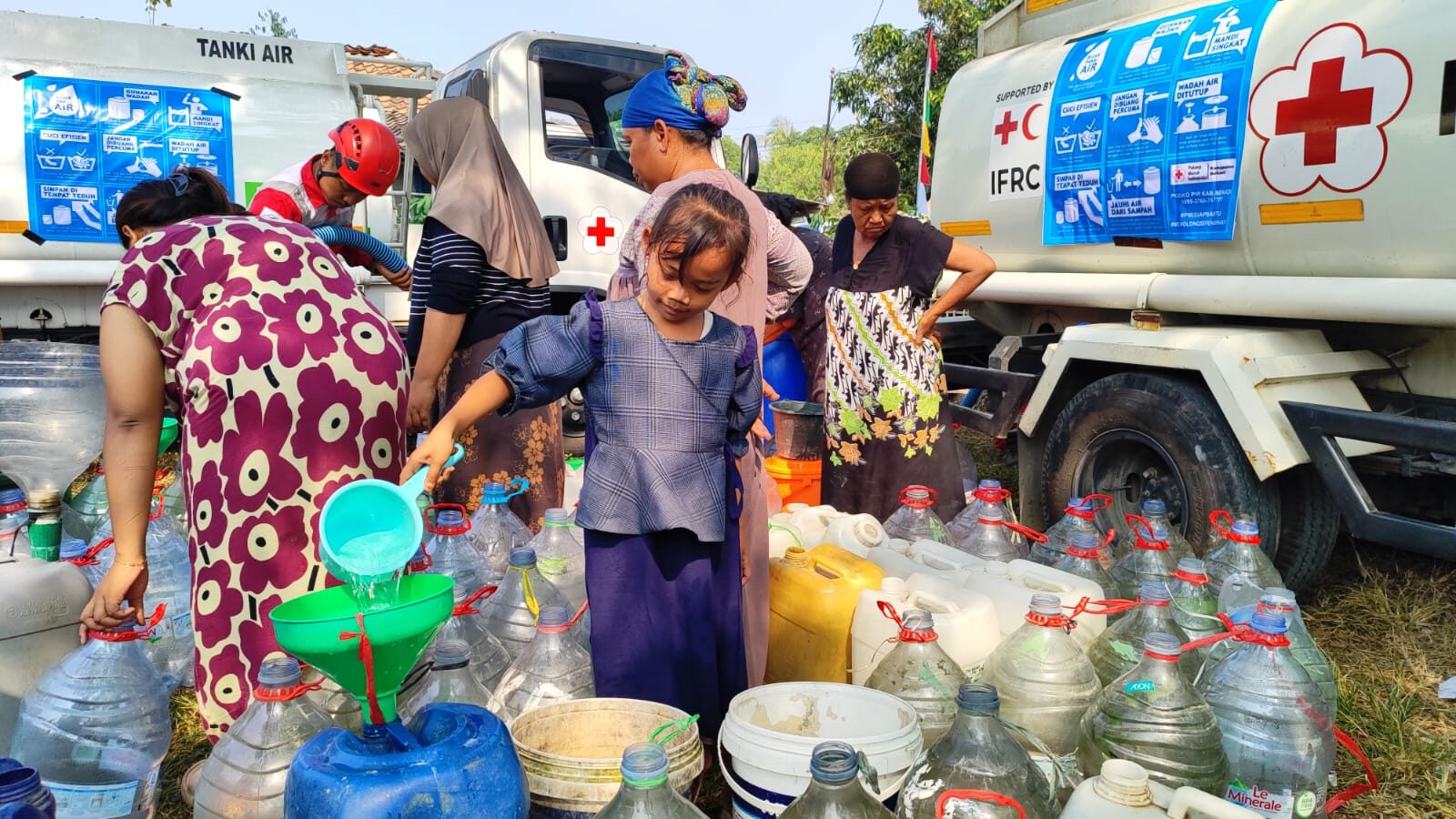 250 Ribu Liter Air Bersih Disalurkan PMI Bekasi, Warga Desa Ridogalih yang Kekeringan Kini Bernapas Lega