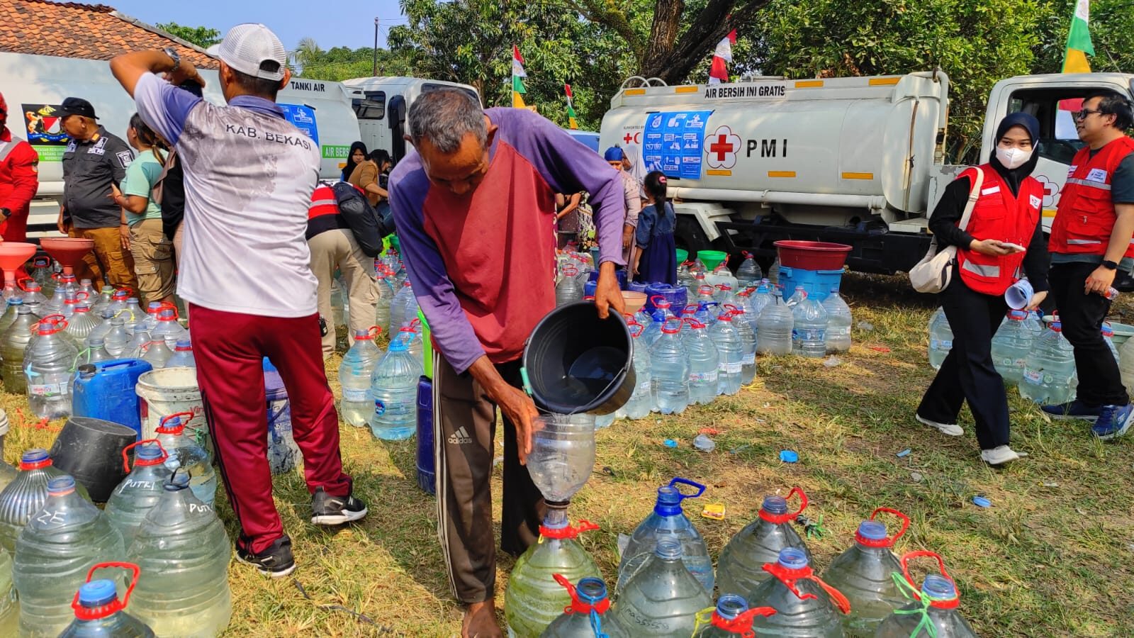 PMI Kabupaten Bekasi telah menyalurkan 250.000 liter air bersih kepada 17.490 jiwa terdampak kekeringan di Kecamatan Cibarusah dan Bojongmangu sejak 24 Juni 2026. (Foto: Dok. PMI)