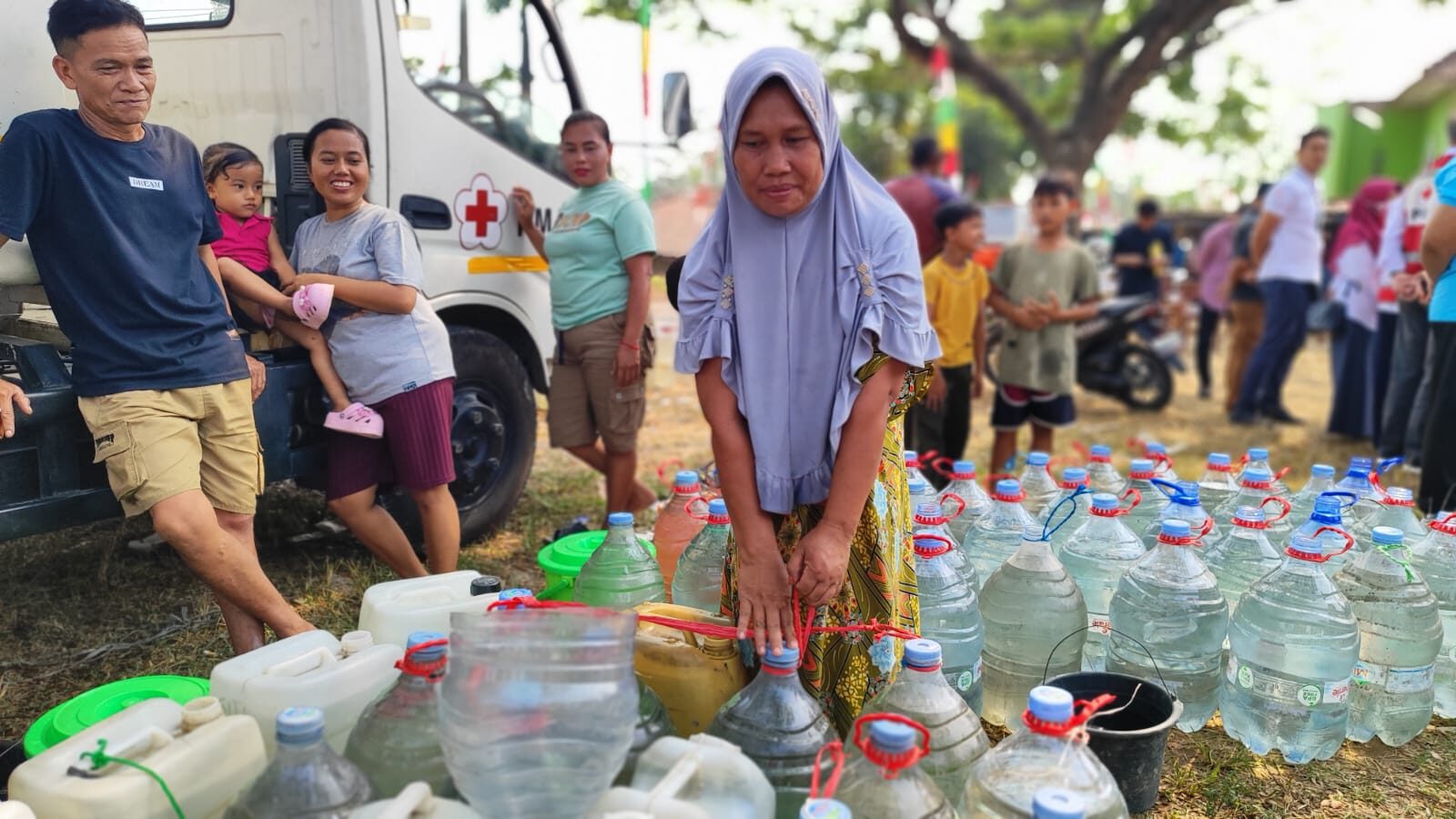 Warga Desa Ridogalih mengantre membawa galon, jeriken dan ember untuk mendapatkan pasokan air bersih dari PMI Kabupaten Bekasi guna memenuhi kebutuhan sehari-hari. (Foto: Dok. PMI)