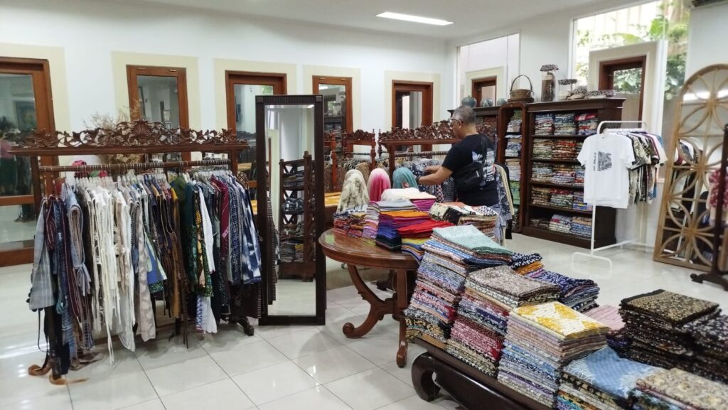 Koleksi Rumah Batik Komar, Bandung. (Foto: Urbanvibes/R Indriani)