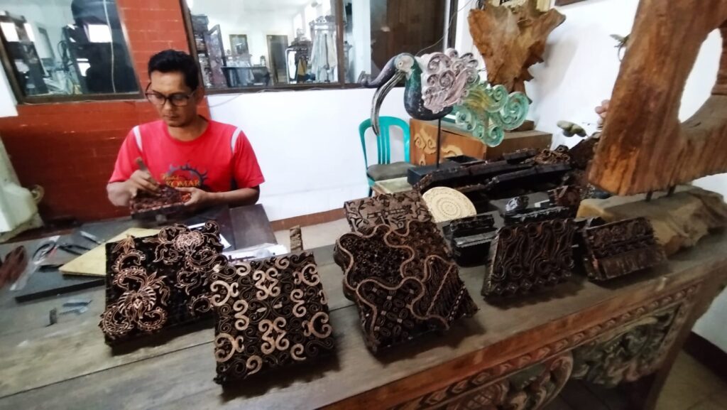 Ragam motif batik cap yang ada di Rumah Batik Komar, Bandung. (Foto: Urbanvibes/R Indriani)