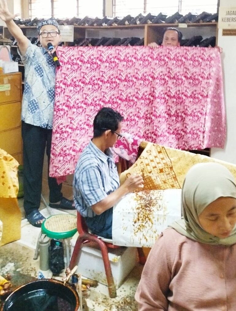 Pendiri Rumah Batik Komar, Dr. H. Komarudin Kudiya, menjelaskan pentingnya memahami proses dan filosofi batik sebagai warisan budaya, sekaligus memperkenalkan berbagai inovasi yang dikembangkan untuk mendukung keberlanjutan industri batik Indonesia. (Foto: Urbanvibes/R Indriani)