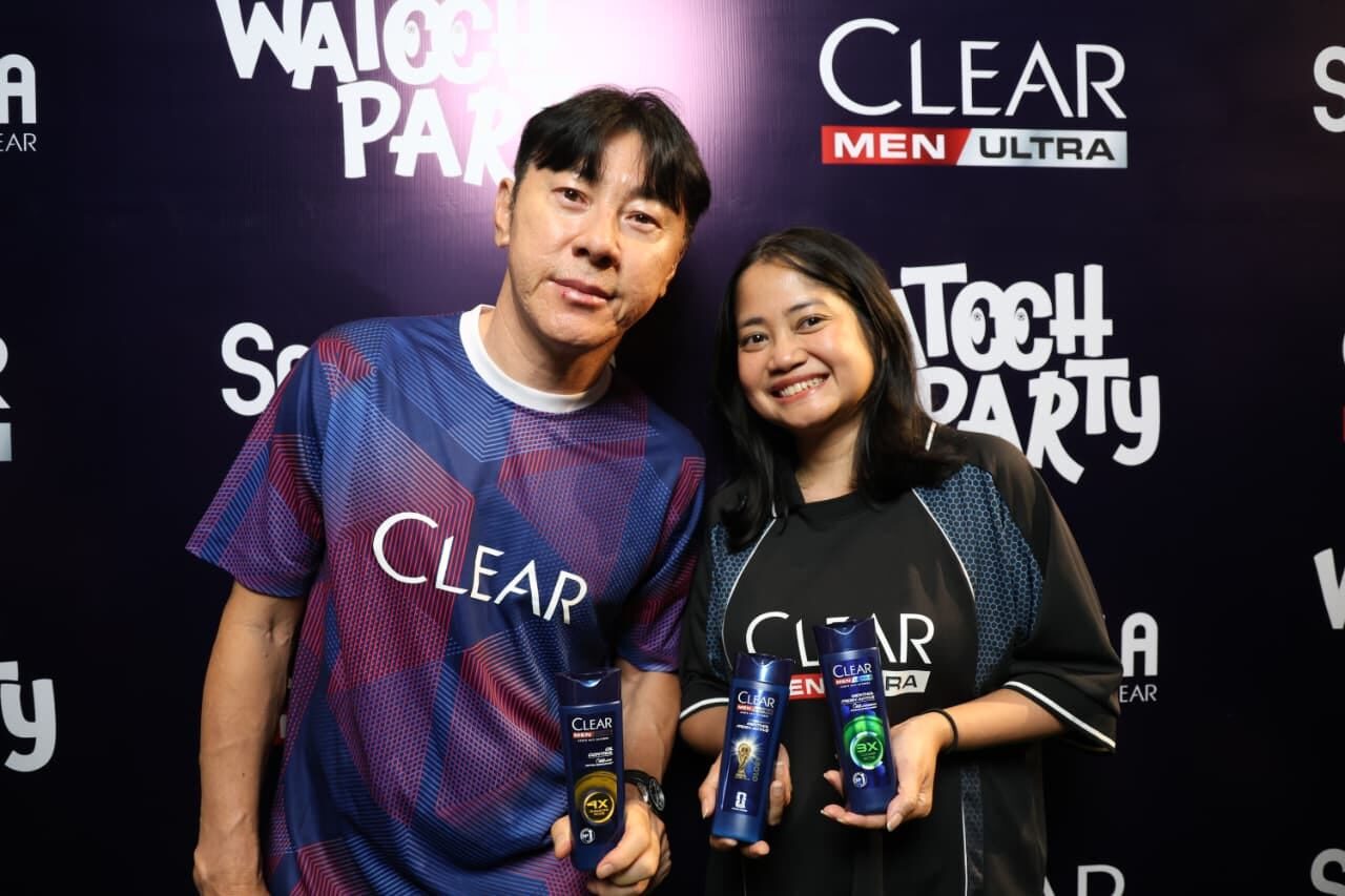 Mantan pelatih Timnas Indonesia yang kini menangani Persija Jakarta, Shin Tae Shin Tae-yong (kiri), berfoto bersama Beauty & Wellbeing Indonesia Marketing Demand Creation Hair Care Unilever Indonesia, Ari Astuti, usai menghadiri acara nonton bareng (nobar) Final Piala Dunia 2026 Argentina vs Spanyol yang digelar Clear Men Ultra di Top Golf Fatmawati, Jakarta Selatan. (Foto: Dok. Clear)