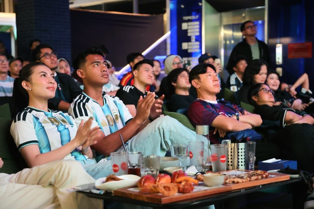 Sejumlah pendukung Argentina menyaksikan jalannya laga Final Piala Dunia 2026 dengan penuh harap dalam acara nobar di Top Golf Fatmawati, Jakarta Selatan. Meski memberikan perlawanan sengit hingga babak tambahan waktu, Argentina harus mengakui keunggulan Spanyol dengan skor tipis 0-1. (Foto: Dok. Clear)