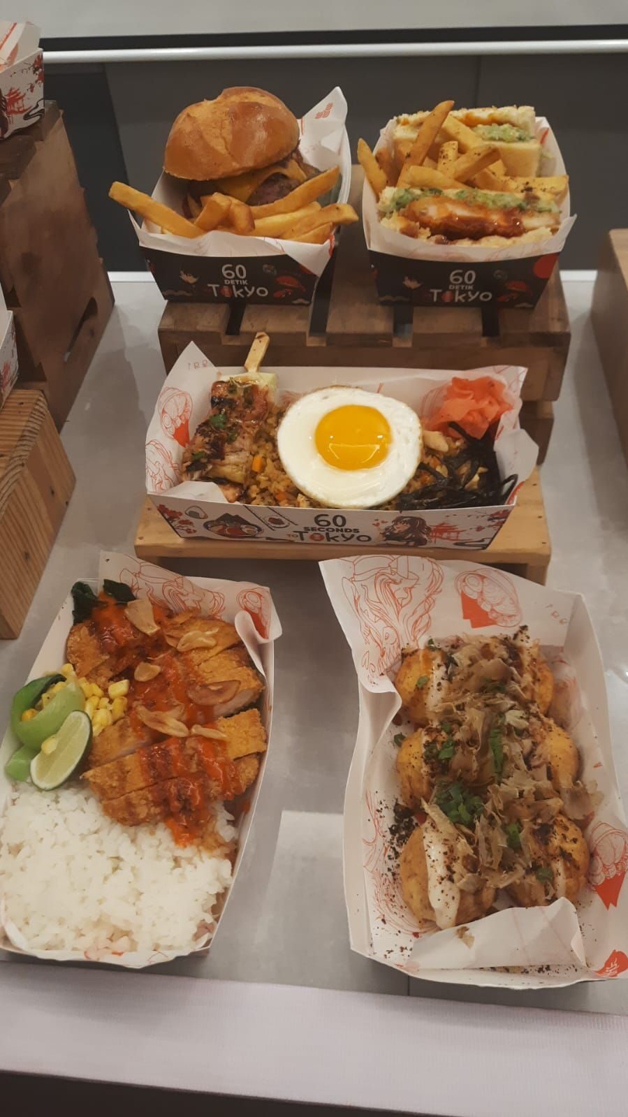 Beragam hidangan khas Jepang seperti Hambagu dan Menchi Katsu disajikan untuk memanjakan pencinta kuliner Negeri Sakura. (Foto: Urbanvibes/Ima)