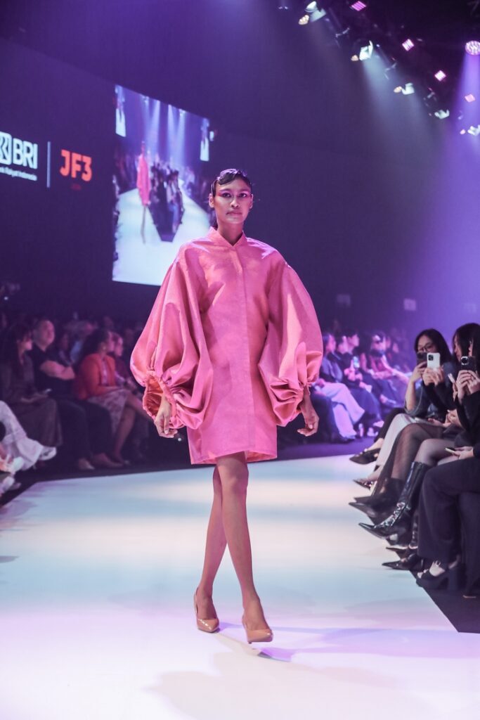 Dominasi warna fuchsia menjadi elemen utama koleksi terbaru Billy Tjong, merepresentasikan keberanian, energi, dan kenangan masa kecil yang menjadi inspirasi perjalanan kreatifnya. (Foto: Tim Muara Bagdja)