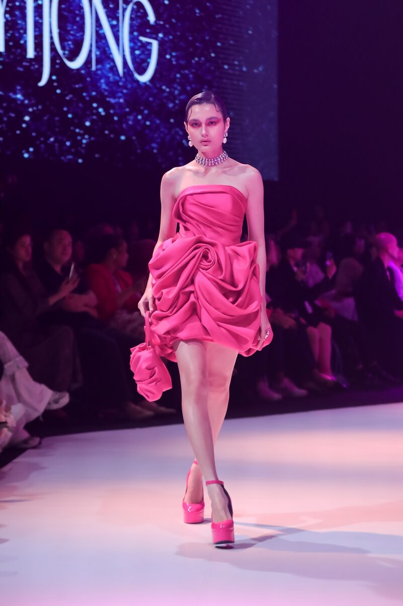 Sebanyak 12 tampilan dalam koleksi Fuchsia merupakan karya siswa Billy Tjong Fashion Lab, menghadirkan ruang regenerasi bagi talenta muda fashion Indonesia. (Foto: Tim Muara Bagdja)