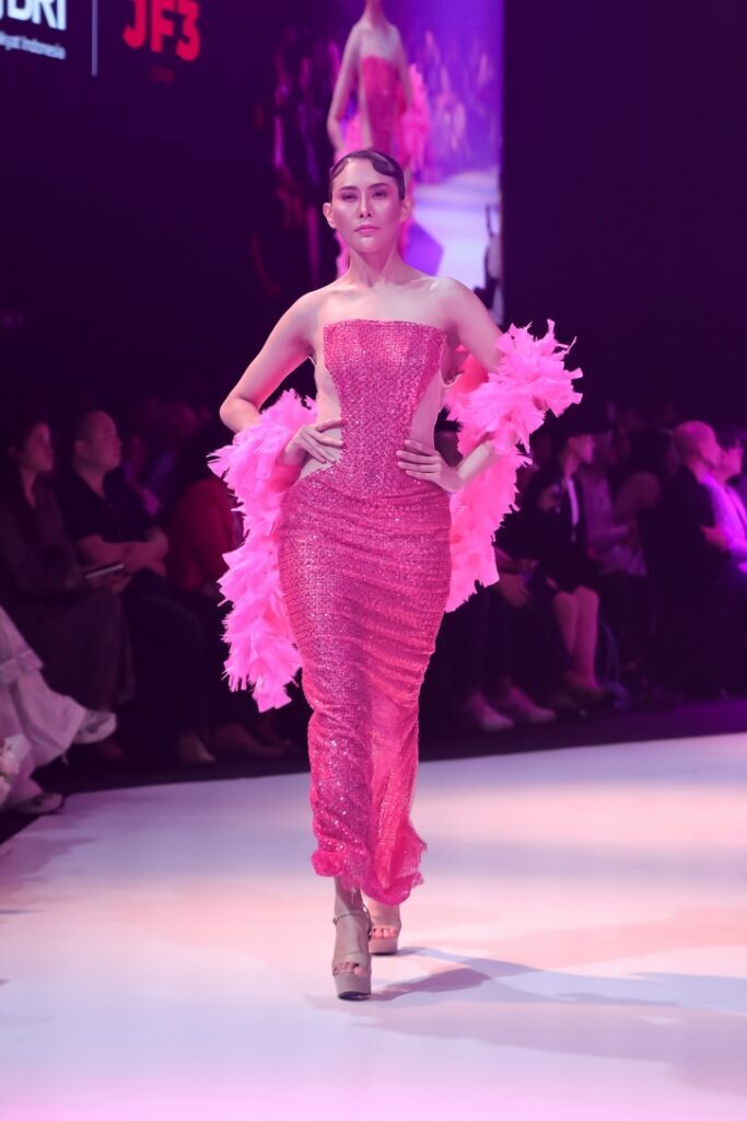 Eksplorasi desain corset yang menjadi identitas Billy Tjong kembali hadir dalam koleksi Fuchsia – A Journey of Growth dengan pendekatan modern dan elegan. (Foto: Tim Muara Bagdja)