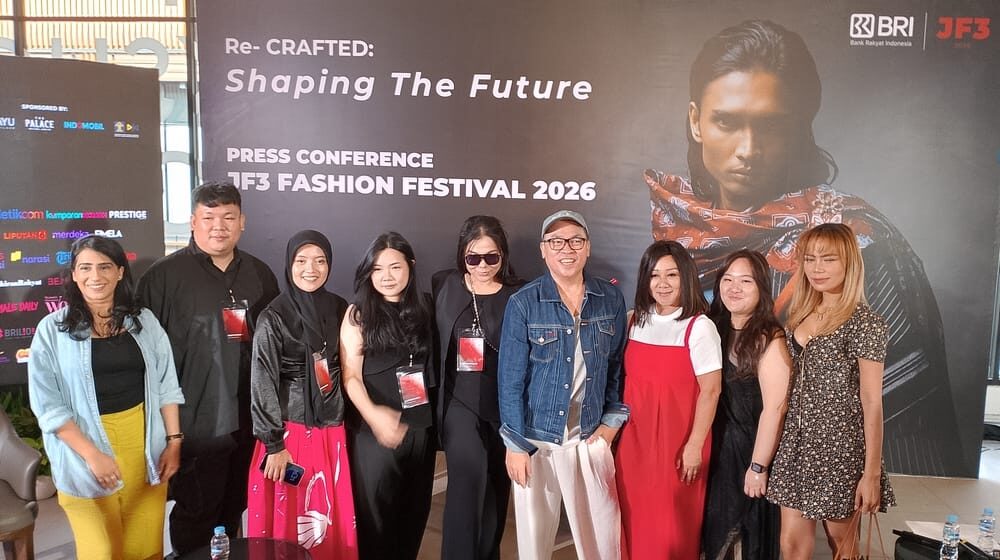 Billy Tjong bersama para siswa Billy Tjong Fashion Lab, menunjukkan komitmennya dalam berbagi ilmu dan membangun generasi baru industri fashion Indonesia. (Foto: Tim Muara Bagdja)