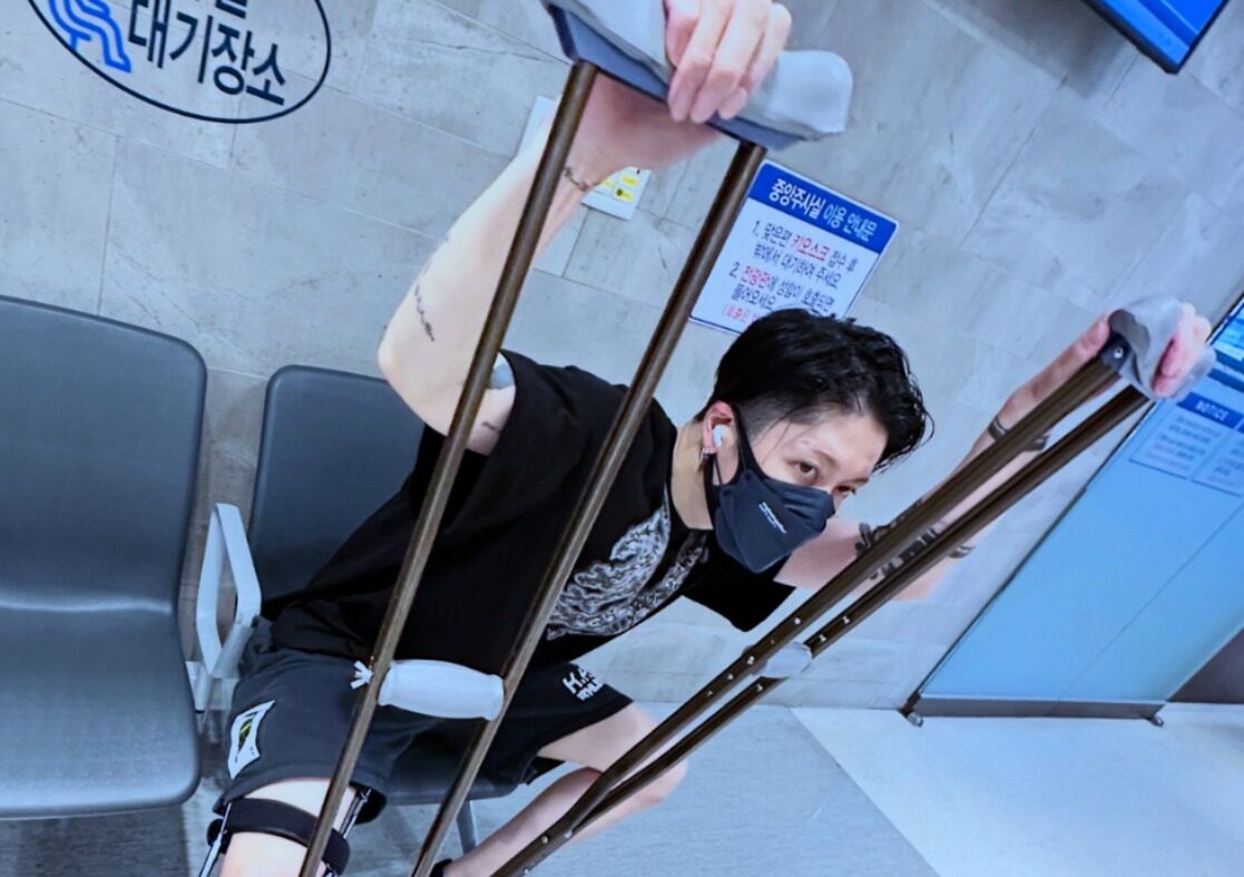 MIYAVI Cedera Saat Main Bola Bareng Orang Tua Murid, Tetap Janji Tampil di Atas Panggung Meski Pakai Kruk