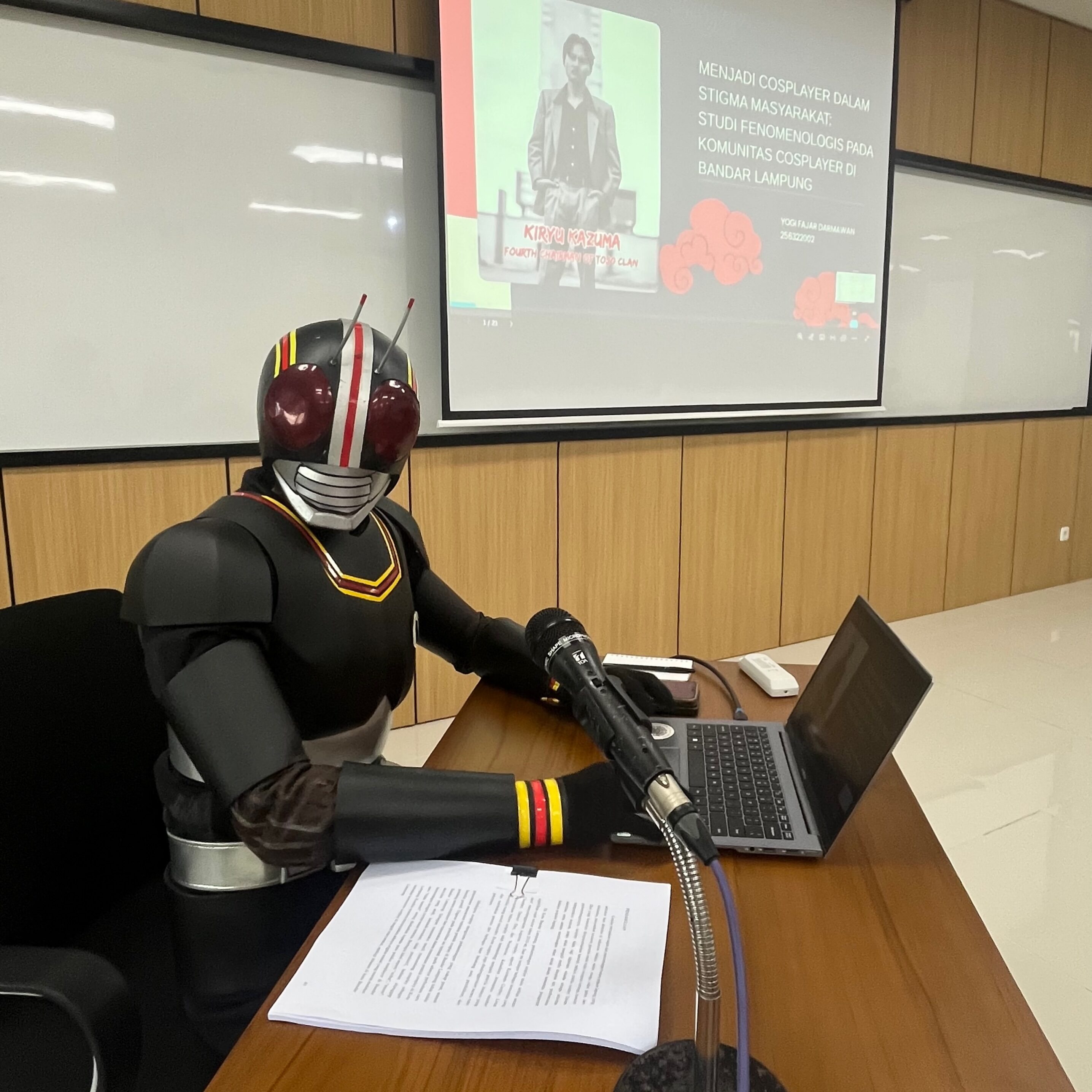 Mahasiswa Ini Sidang Proposal Tesis Pakai Kostum Kamen Rider Black, Bikin Viral Netizen!