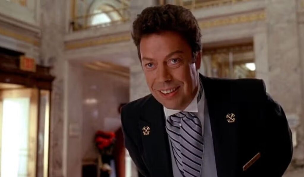 TIm Curry sebagai manager hotel di Home Alone