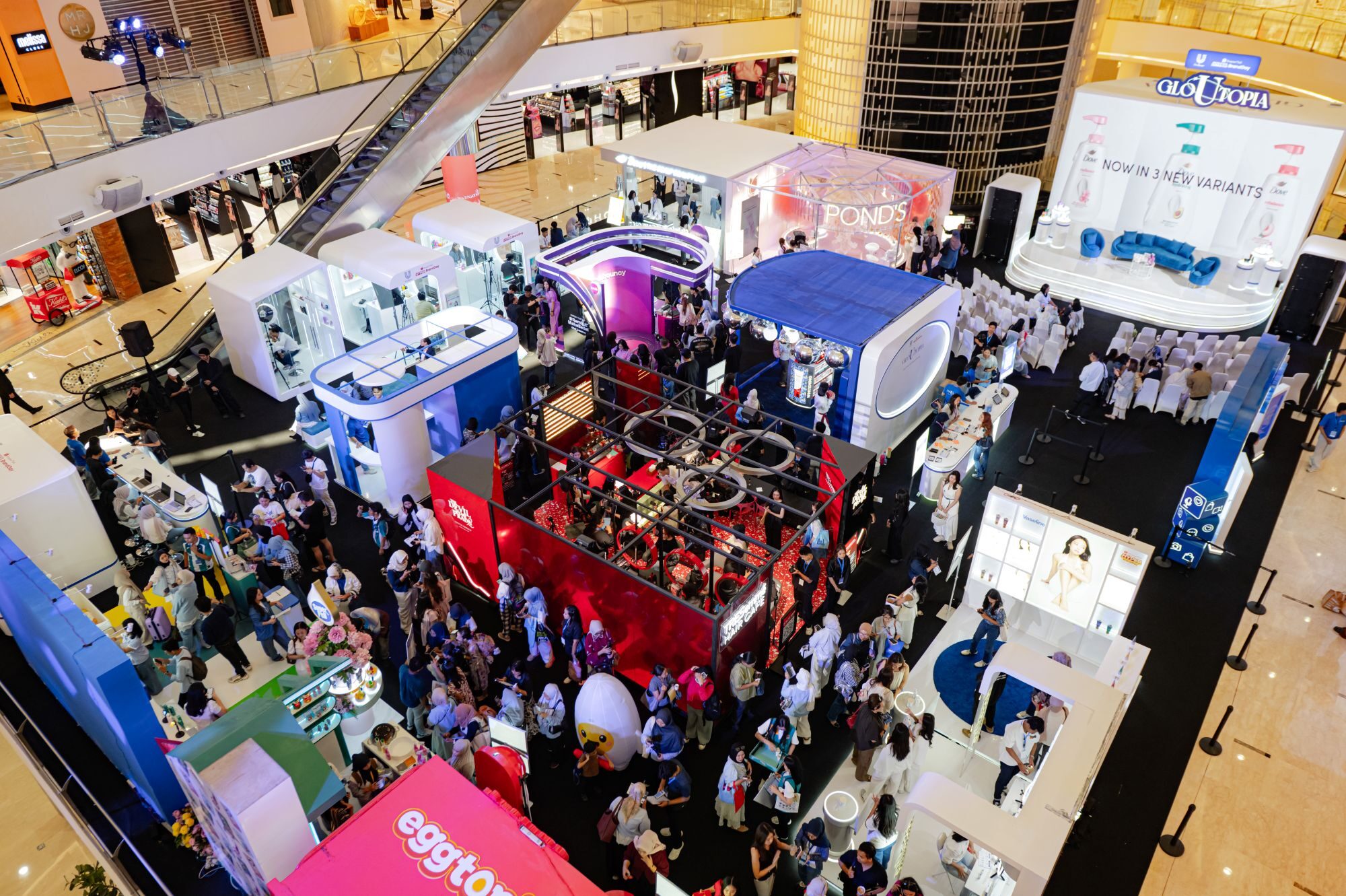 Suasana GloUtopia: Biggest Creator Festival dipenuhi antusiasme pengunjung yang mengikuti live shopping, workshop kreator, product experience, serta berbagai aktivitas interaktif sebagai bagian dari kampanye Hyper Brand Day. (Foto: Dok. Unilever)