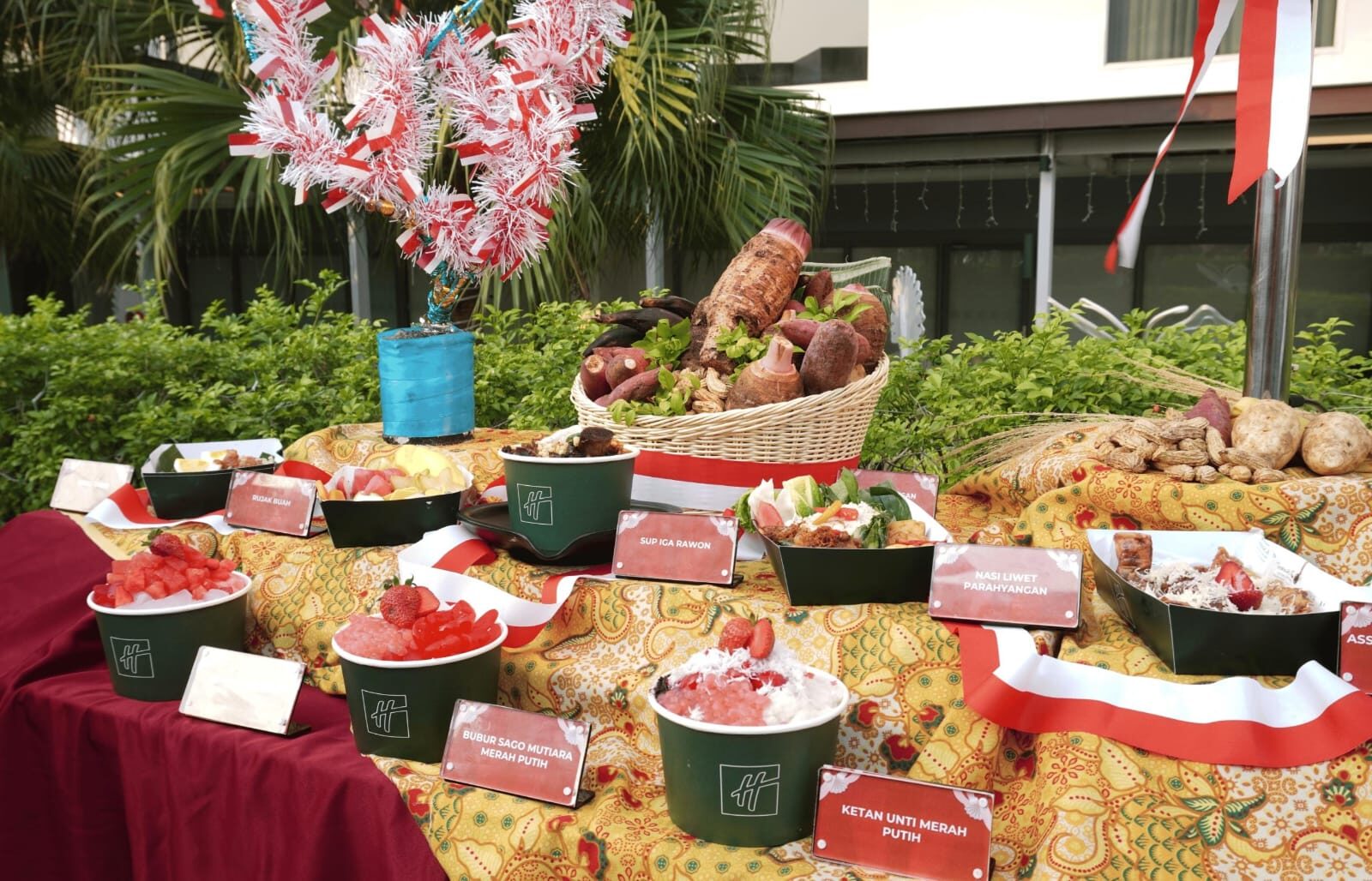 Nikmati Kuliner Nusantara Bernuansa Kemerdekaan dan Live Music di Teras Gajah Mada
