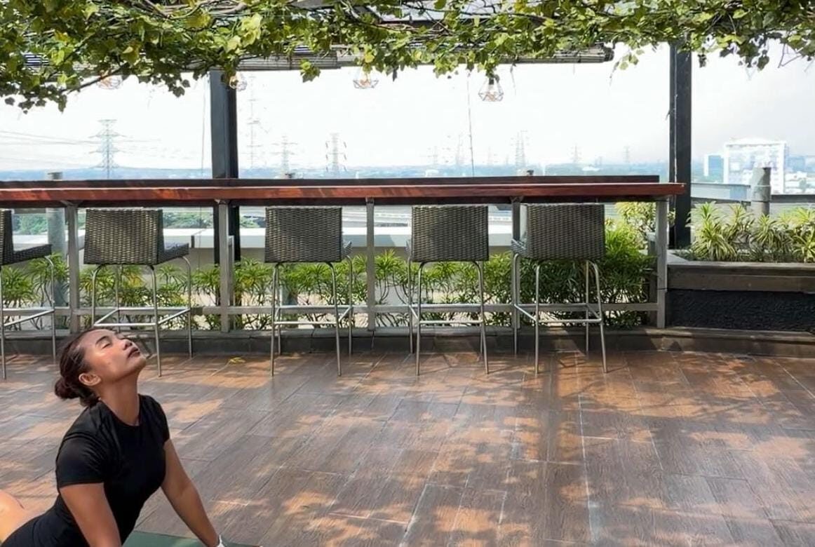 Yoga Sambil Menikmati Senja Jakarta? Yuk, Ikuti Yoga with a View di Vasaka Hotel