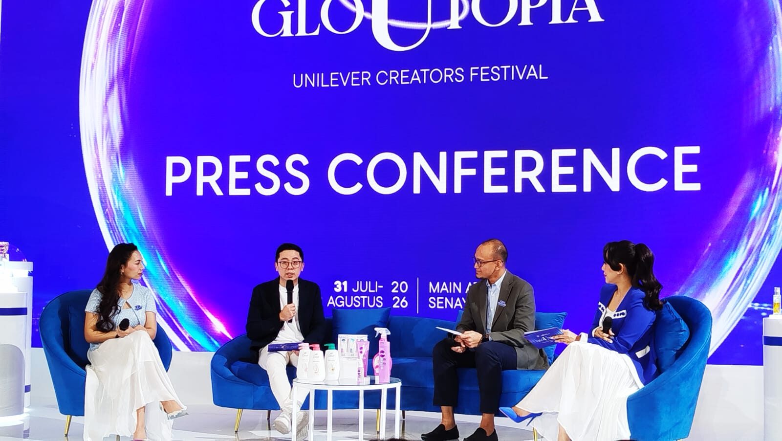 Para pembicara: Abel Cantika (Beauty Influencer dan Content Creator), Samuel Pandhega (Director of Digital & Social Commerce Unilever Indonesia), serta Julian Kamil (Head of Strategic Brand Partnerships Shopee Indonesia) berbagi pandangan dalam sesi talk show pada rangkaian GloUtopia: Biggest Creator Festival di Jakarta. Diskusi mengangkat perkembangan pengalaman belanja digital, pentingnya inovasi, serta kolaborasi antara brand, platform e-commerce, content creator, dan konsumen dalam mendukung pertumbuhan ekonomi digital Indonesia. (Foto: Urbanvibes/R Indriani)