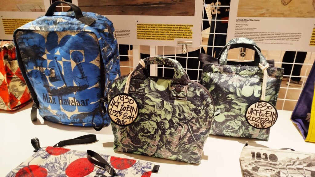Tas-tas yang dipamerkan dalam 1830 Wearing Our Stories menjadi bagian dari rangkaian wearable artefacts yang lahir dari kolaborasi riset sejarah dan eksplorasi desain. Setiap koleksi merepresentasikan upaya menghadirkan kembali narasi sejarah Indonesia dalam bentuk yang dekat dengan kehidupan sehari-hari. (Foto: Urbanvibes/R Indriani)
