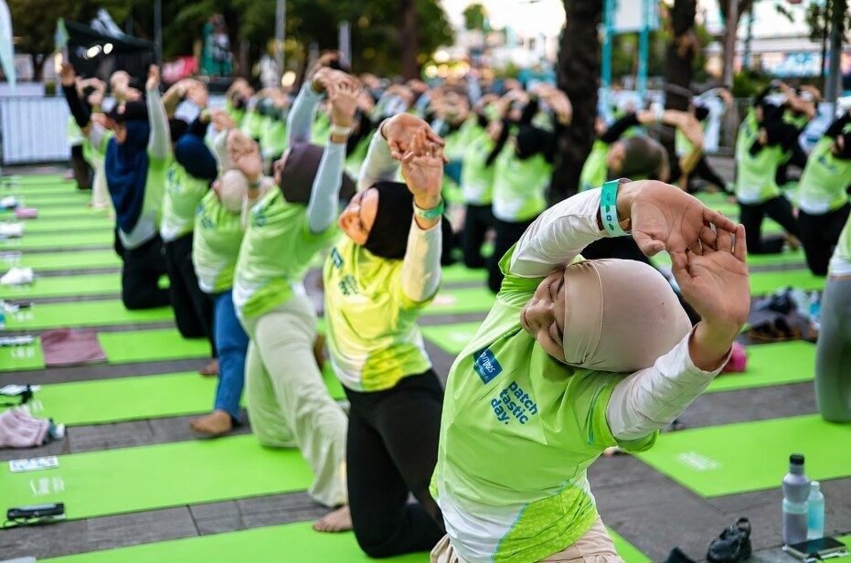 Peserta mengikuti sesi workout dalam rangkaian Patchtastic Day 2026, bagian dari upaya mendorong gaya hidup aktif sekaligus menciptakan ruang untuk melepas penat. (Foto: Dok. Salonpas)