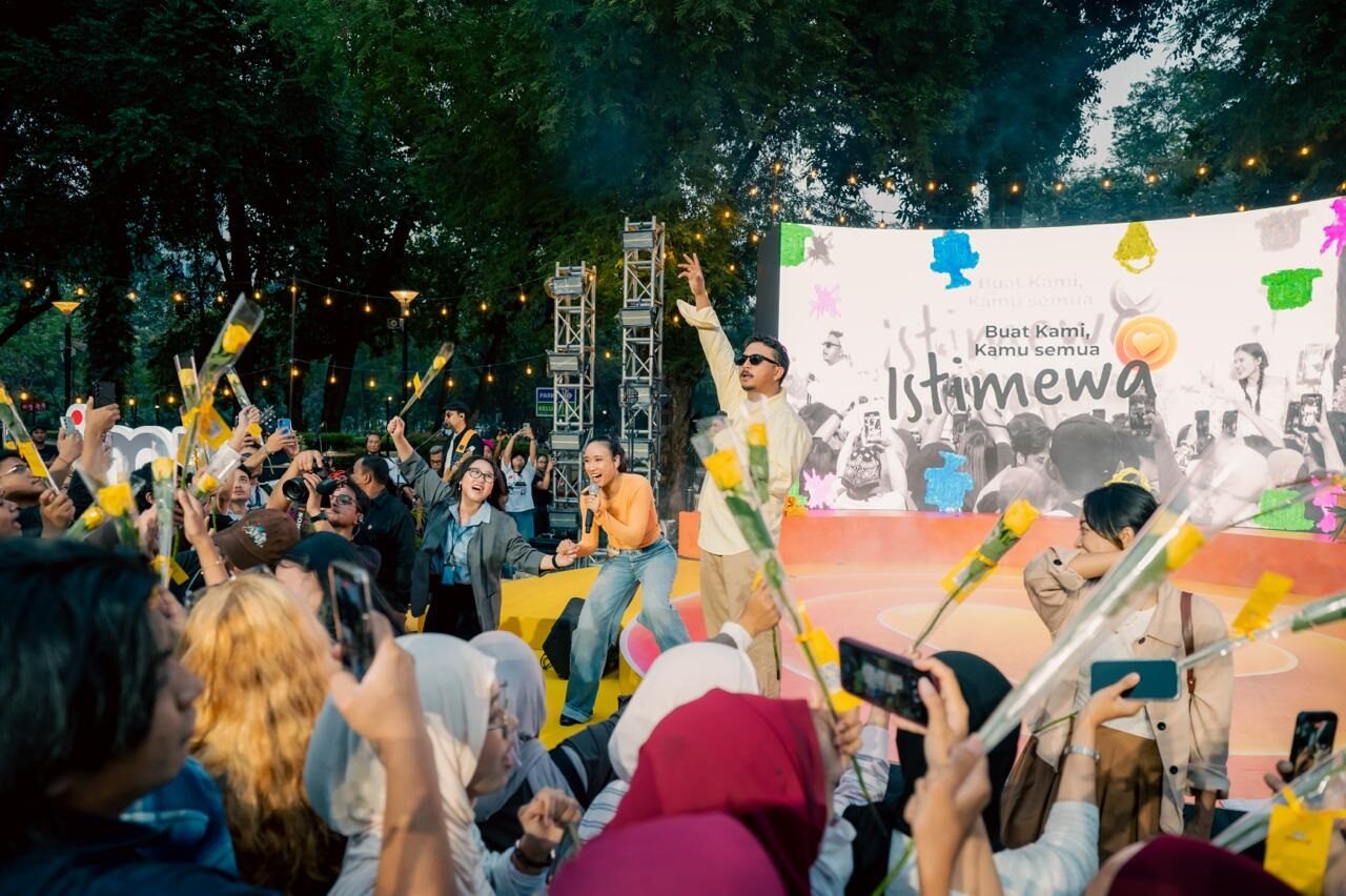 Musisi Sal Priadi turut meramaikan rangkaian Istimewa Experience bersama IM3 di kawasan GBK Senayan, Jakarta, Jumat (14/8/2026). Kegiatan ini mengajak masyarakat memaknai kembali berbagai cerita dan momen istimewa dalam keseharian. (Foto: Dok. Indosat)