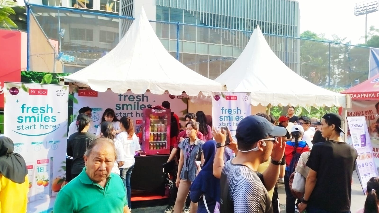 Booth METOO Extra Fresh Perfume Toothpaste Orange Bloom menjadi salah satu area yang dikunjungi peserta untuk mengenal inovasi pasta gigi dengan sensasi aroma parfum premium. (Foto: Urbanvibes/R Indriani)