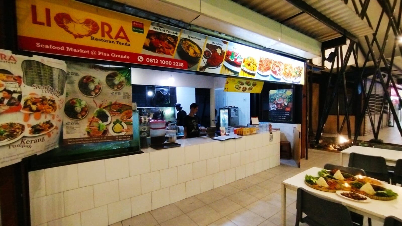 Beragam olahan seafood menjadi daya tarik utama Seafood Market, mulai dari Ikan Kuwe Bakar, Kerang Hijau Saus Padang, Kerang Dara Rebus, Udang Goreng Telur Asin, Ikan Pallumara, Bandeng Bakar Parape, hingga Seafood Tumpah. (Foto: Urbanvibes/R Indriani)