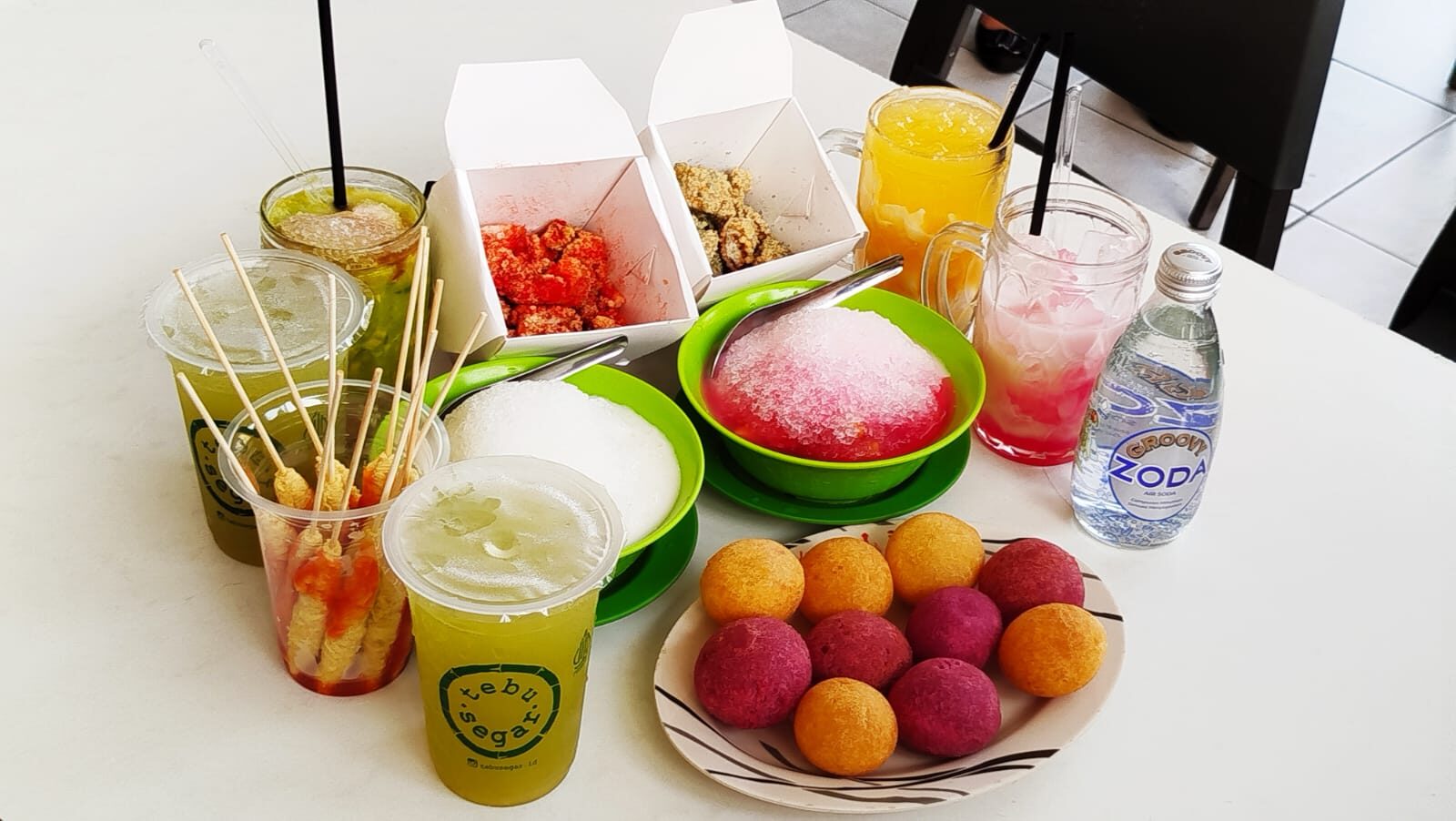 Tak hanya seafood, Seafood Market juga menyediakan beragam jajanan dan minuman untuk melengkapi pengalaman kuliner. Pilihannya antara lain ayam krispi, telur gulung, bola ubi, es campur, es teler, hingga racikan minuman berbahan dasar tebu. (Foto: Urbanvibes/R Indriani)