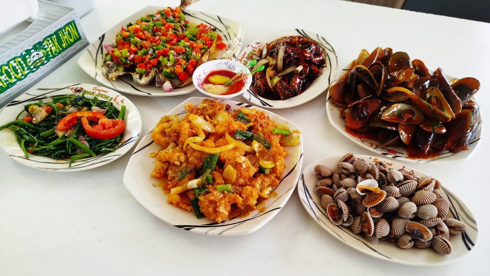 Beragam olahan seafood menjadi daya tarik utama Seafood Market, mulai dari Ikan Kuwe Bakar, Kerang Hijau Saus Padang, Kerang Dara Rebus, Udang Goreng Telur Asin, Ikan Pallumara, Bandeng Bakar Parape, hingga Seafood Tumpah. (Foto: Urbanvibes/R Indriani)