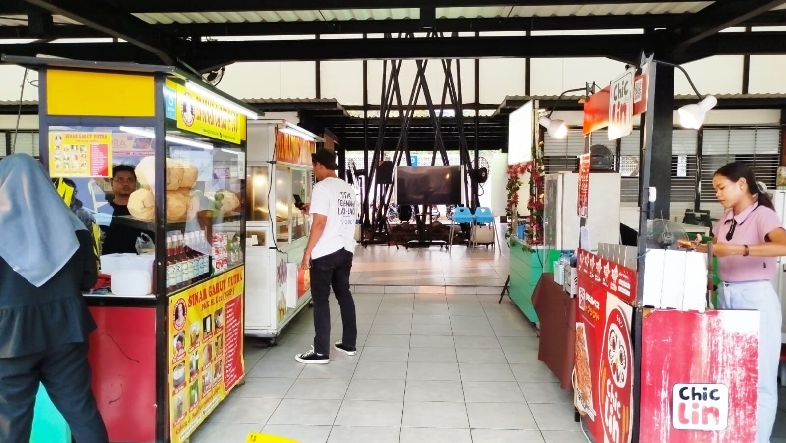 Tak hanya seafood, Seafood Market juga menyediakan beragam jajanan dan minuman untuk melengkapi pengalaman kuliner. Pilihannya antara lain ayam krispi, telur gulung, bola ubi, es campur, es teler, hingga racikan minuman berbahan dasar tebu. (Foto: Urbanvibes/R Indriani)